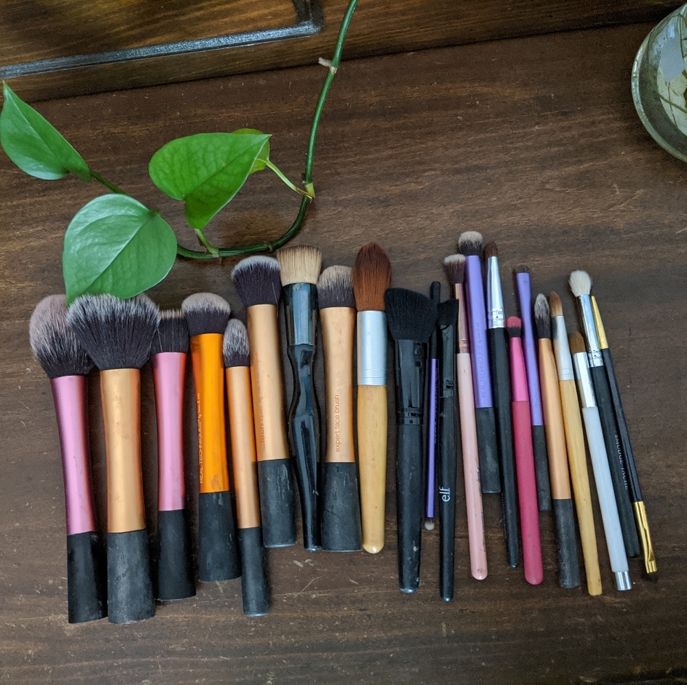 A lot of 22 make up brushes